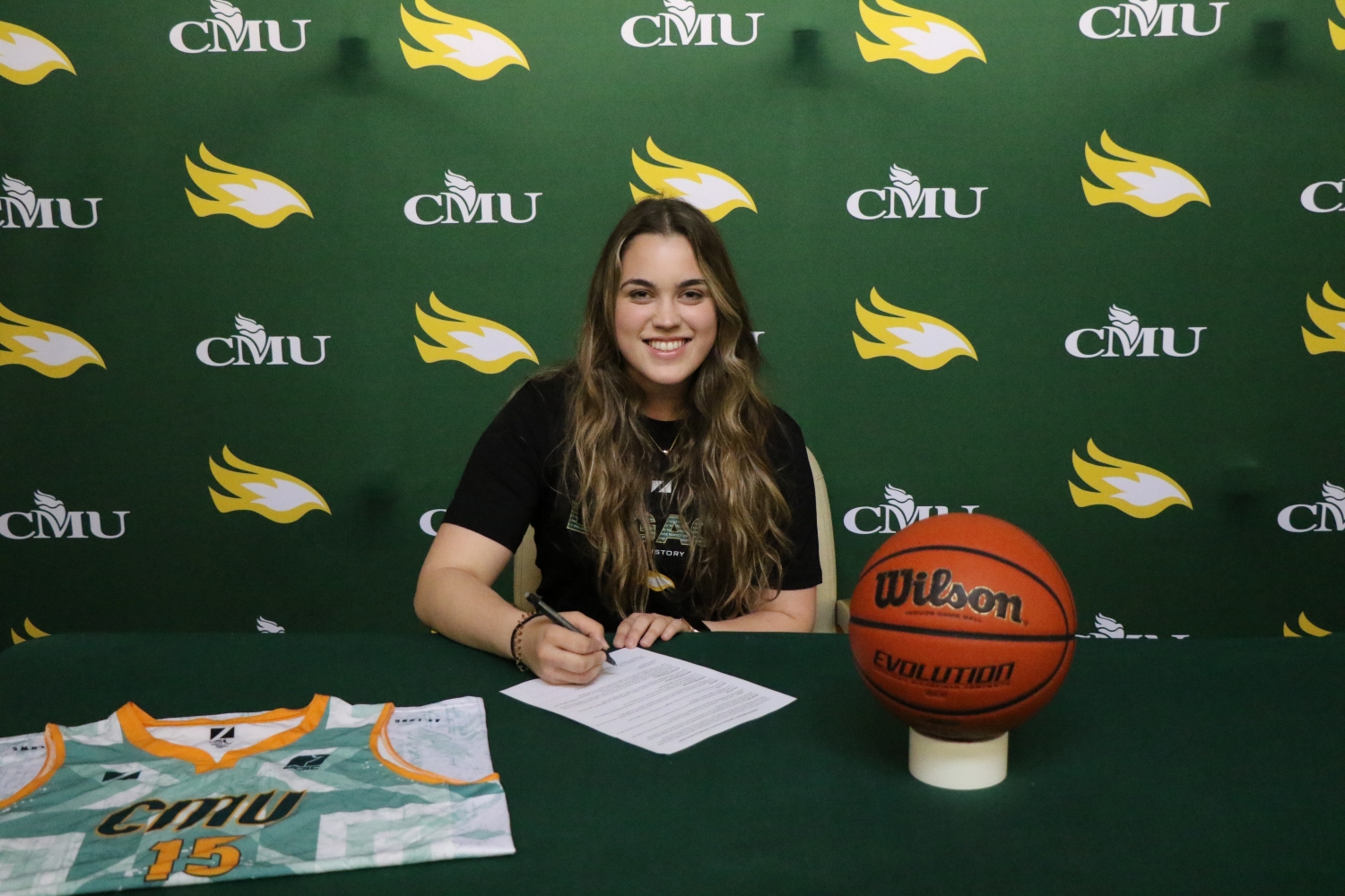 From the Raiders to the Blazers: Women's Basketball Sign Local Forward